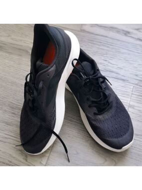 Reebok  Men's Memory Tech & black mesh uppers running shoes. Size 12. EUC